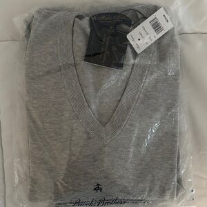 Brooks Brothers Men's V-Neck Sweater in Soft Gray